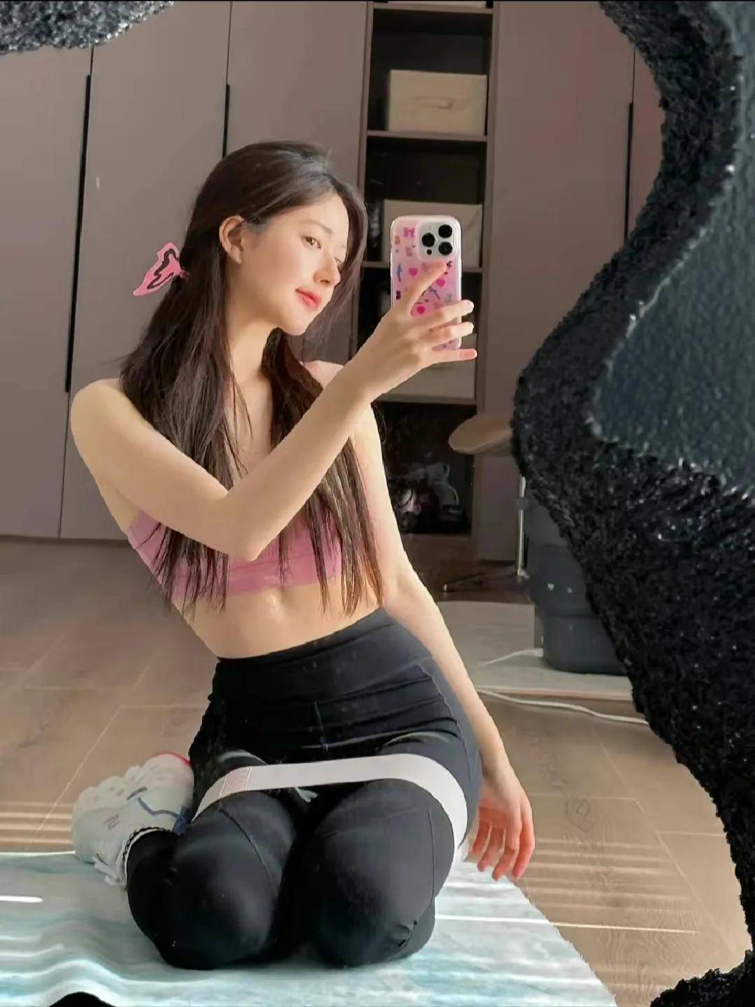 素颜如花,曼妙身姿,赵露思身姿飘逸颜值动人心弦_生活_身材_运动