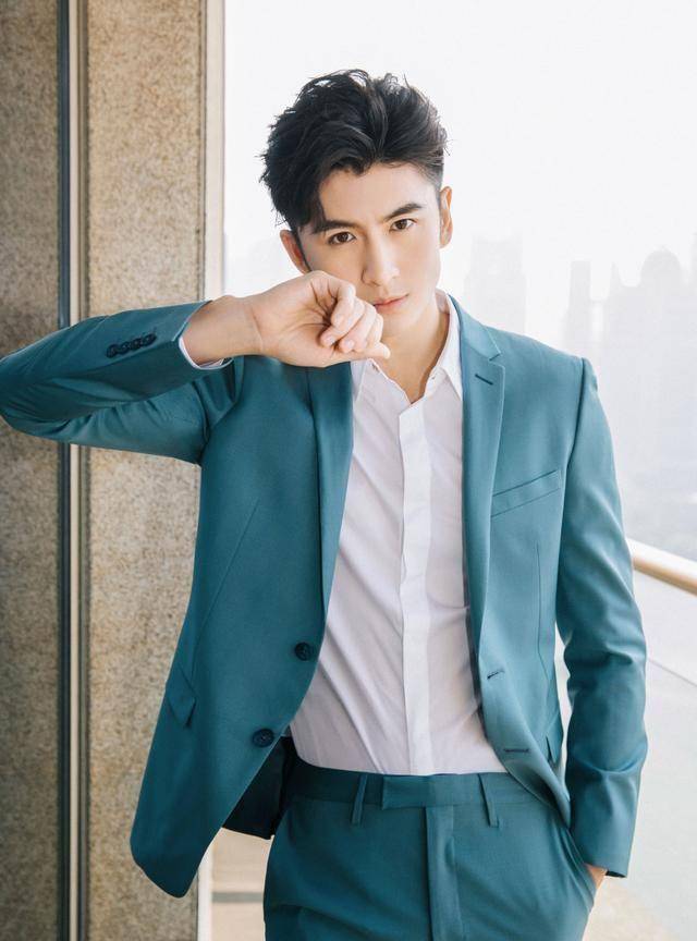 "耿直"张云龙也是妥妥实力派!每件西装都好耀人!