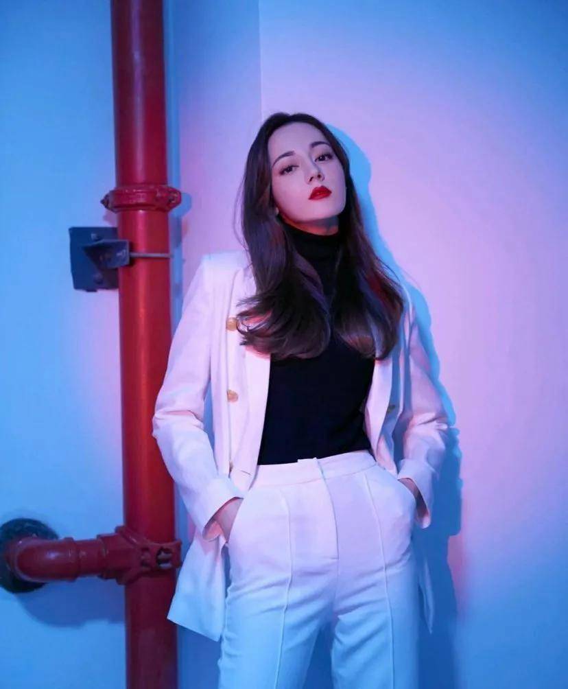 "金鹰女神"迪丽热巴碰上张天爱,也会黯然失色,实在太美了_爱的_时候