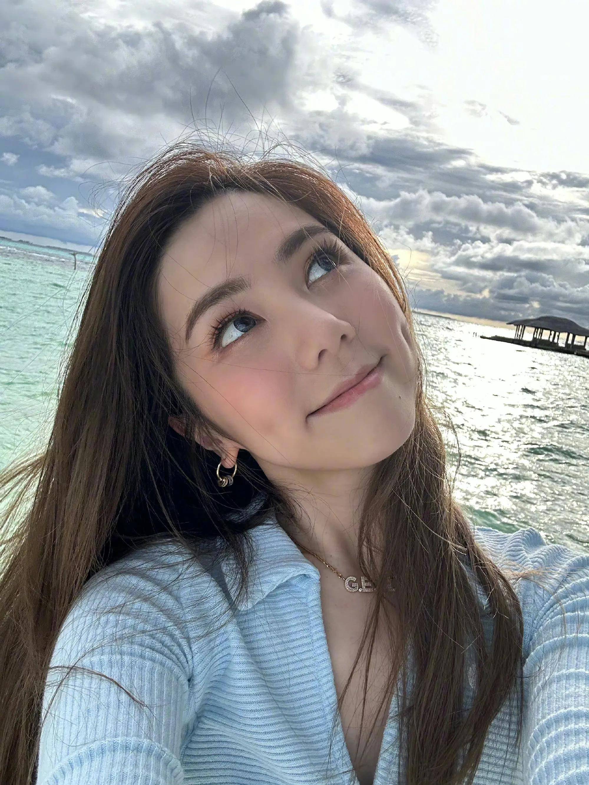 邓紫棋晒海边游玩照 穿镂空露脐装大秀蚂蚁腰 笑容明媚甜美似初恋