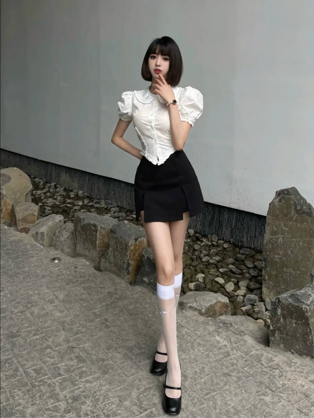 夏季时尚穿搭# 夏季少女抹胸热裤穿搭,抹胸短款少女风,白丝热裤腿显