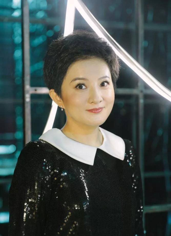 "小婉君"如今已经40岁了,一头短发干练利索,不婚不生十分潇洒_金铭