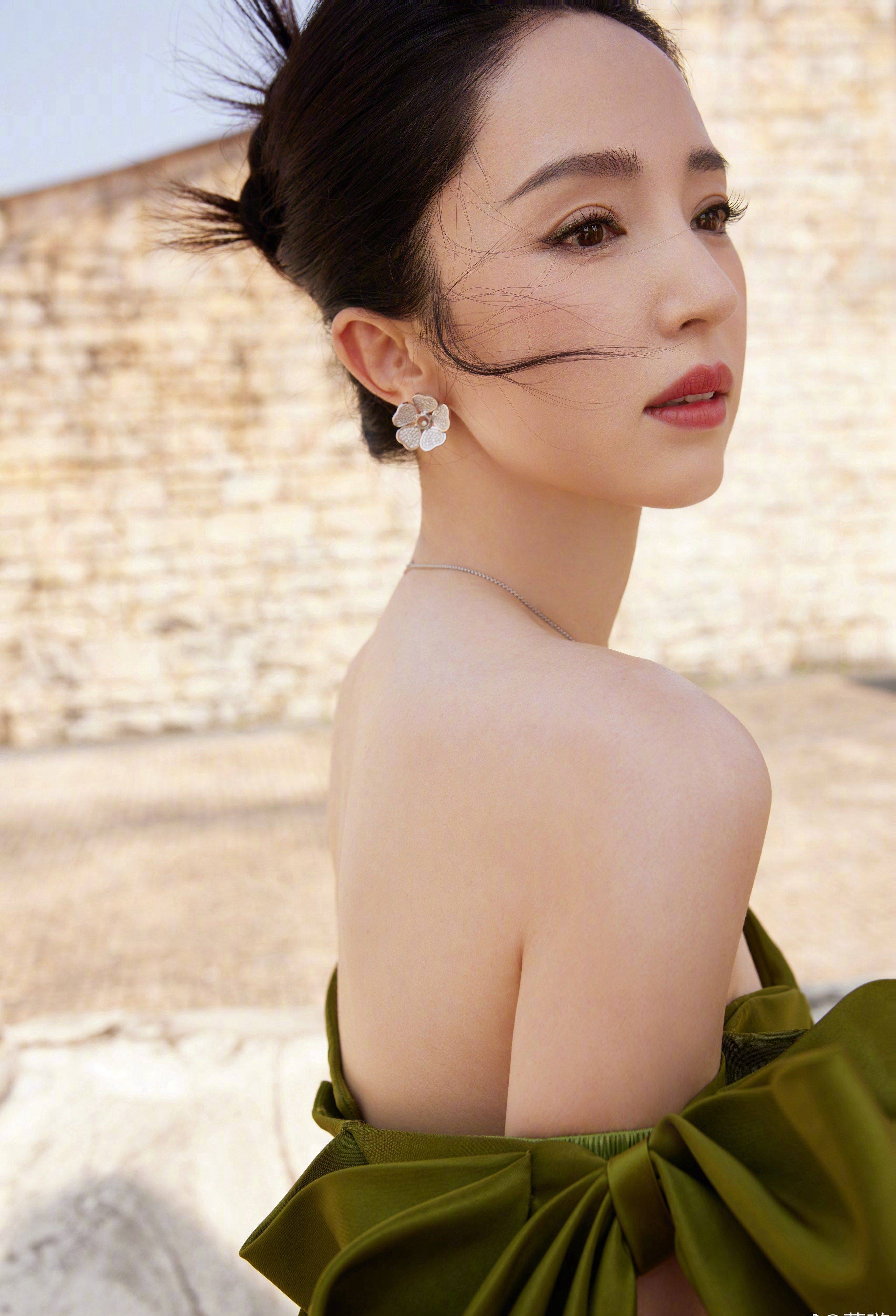 董璇绿色抹胸装性感写真_好身材_女神_网友