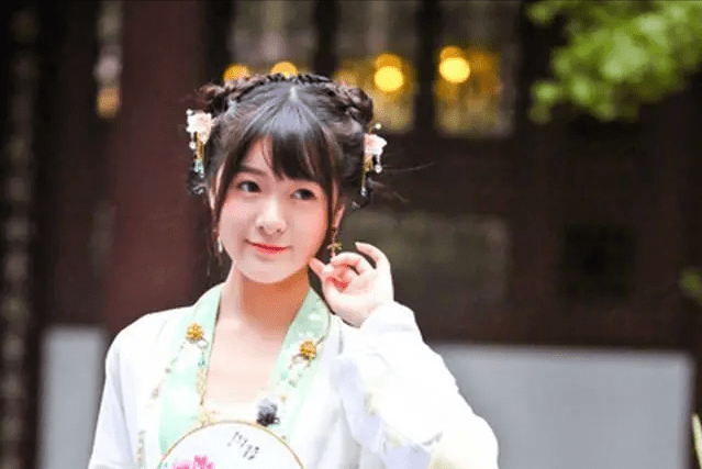 25岁徐娇"大尺度"泳装照惹争议:是照片太美,还是你想入非非?