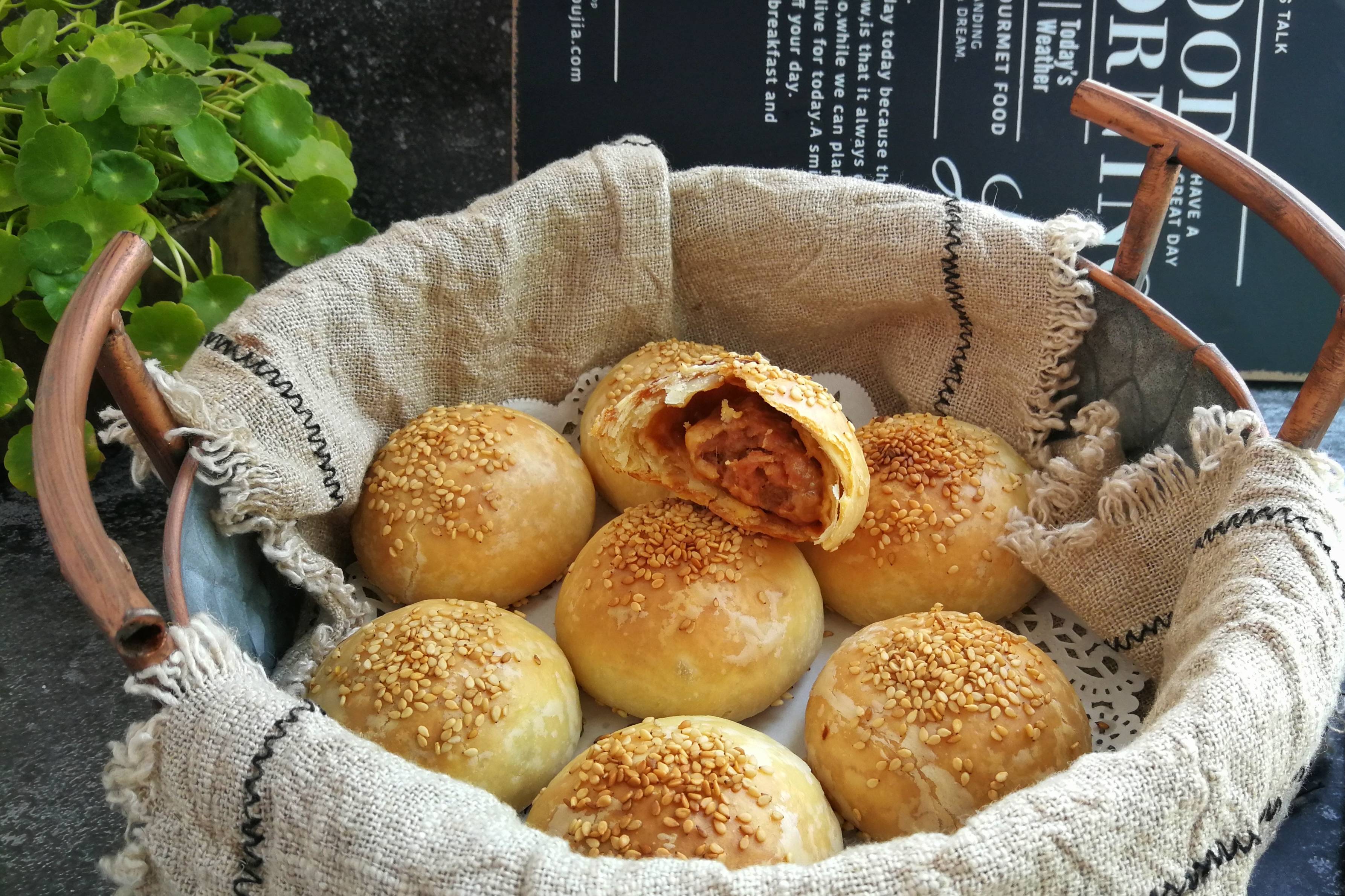 包子馒头吃腻了,试试这道芝麻鲜肉烧饼,层次分明,咬一口掉渣儿_馅儿_