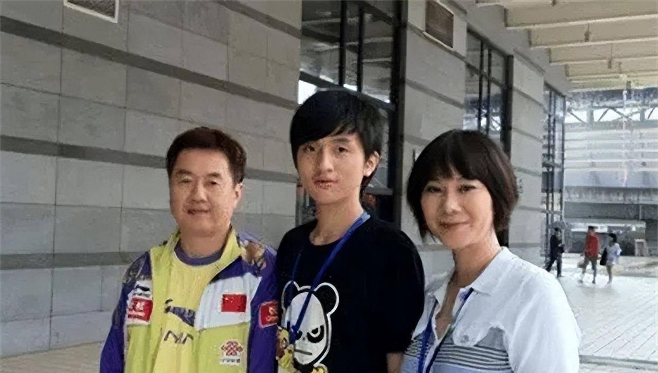 施之皓前妻曹燕华低调二婚,嫁1.