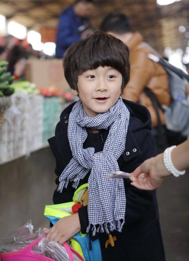 由于爸爸张亮是男模特的缘故,张悦轩很好地继承了爸爸的身高优势,很小