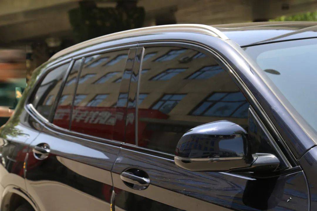 宝马x3黑化升级:亮黑中网 窗边亮条黑化 车身镀铬条黑化