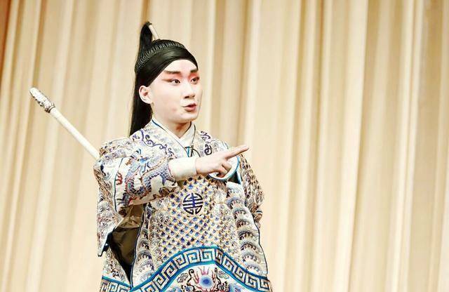 "腼腆少年"郭麒麟扬名,"老成神童"陶云圣蛰伏,都是最好选择_陶阳_相声