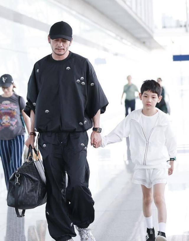 "油腻男"杨烁携儿子现身,手戴婚戒开心比v满脸很得意_王黎雯_妈妈