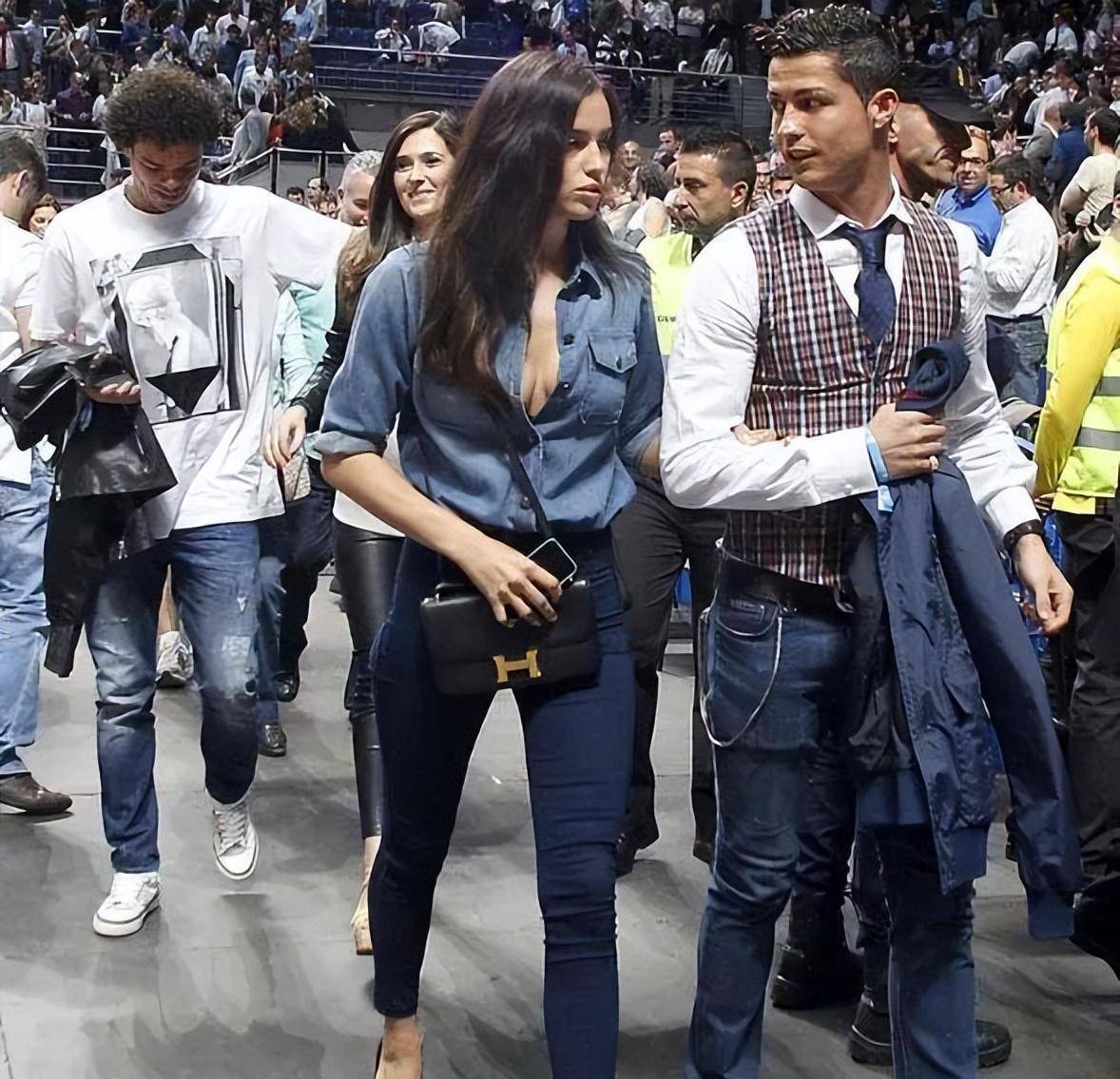 伊莲娜拒绝为c罗生育,这也成为c罗与伊莲娜分手的新原因之一.