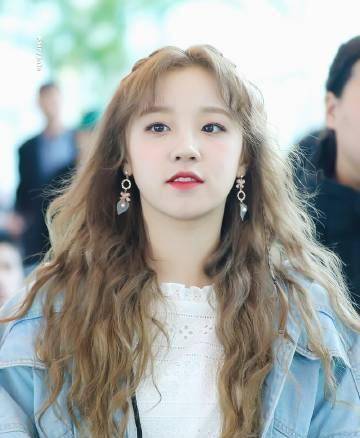 "跑男"新人宋雨琦一头金色卷发太亮眼,时尚衣品更是给颜值加分_妹子