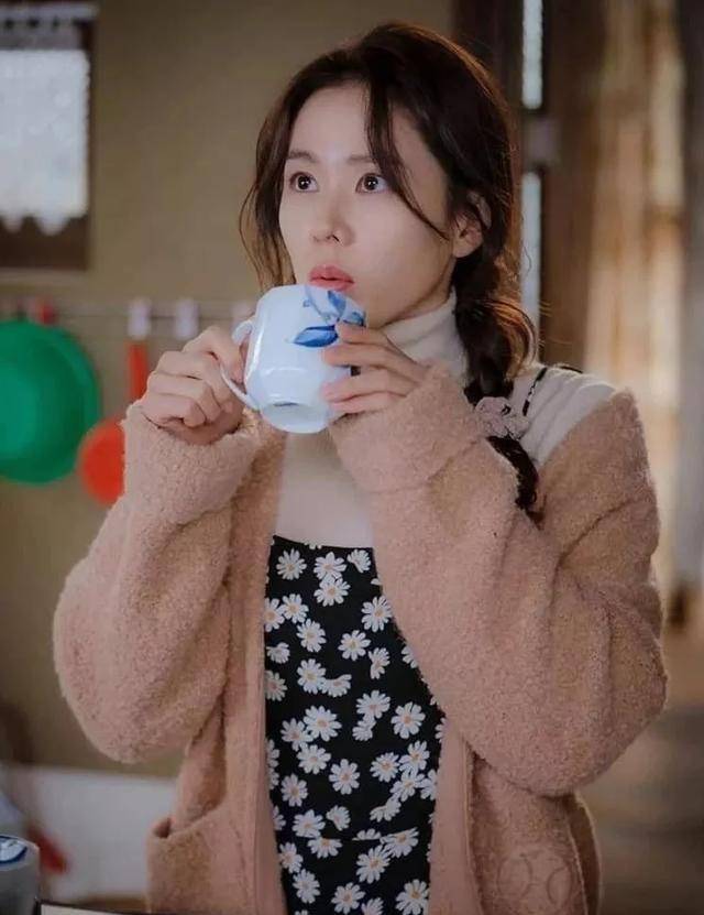 孙艺珍的穿搭更有看点_毛衣_颜色_气质