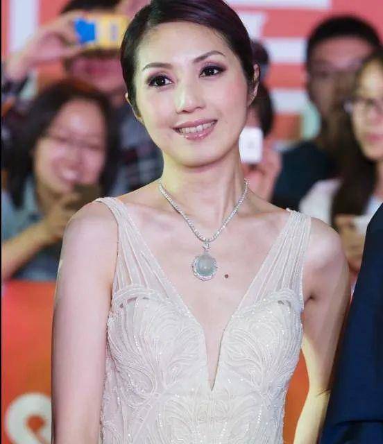 她是香港最后一位唱演双绝的天后,素颜照爆出,无人认得出_杨千嬅