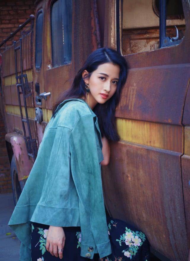 比如说第四集出现的女配魏本霞,这个角色一出场就给人一种优雅大方的