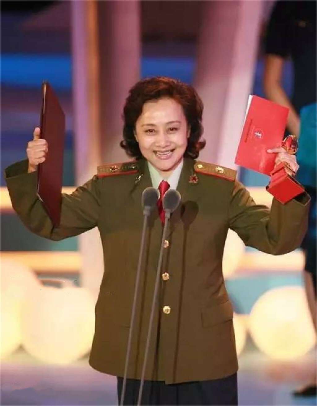 72岁黄梅莹亲身示范:头发要微卷,衣要选浅柔,老了也优雅体面_气质