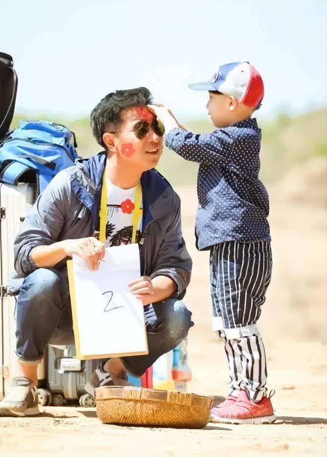 《爸爸去哪儿》开播9周年,8个被穷养的儿子,差距出来了_jasper_陈小春