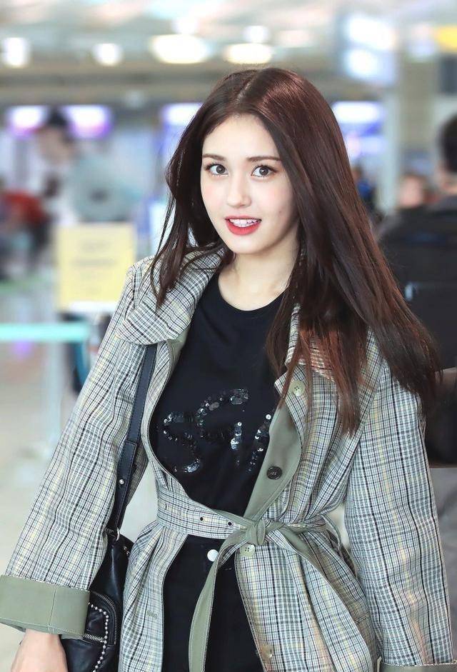 《produce101》冠军全昭弥机场造型,风衣短裤,看完我只想照着穿_身材