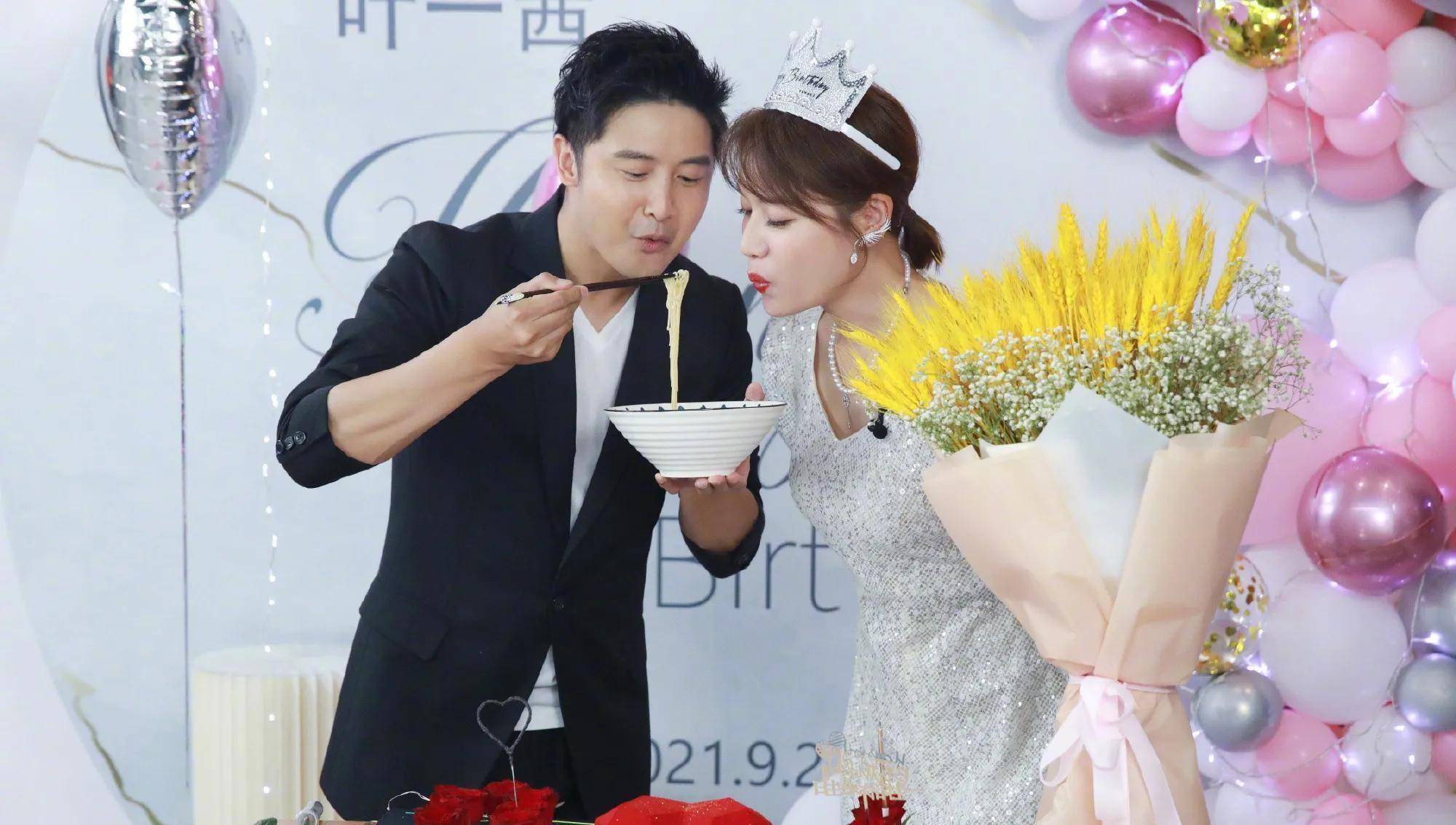 郭涛和老婆是正宗的老夫老妻了.田亮和叶一茜是最恩爱甜蜜的小夫妻.