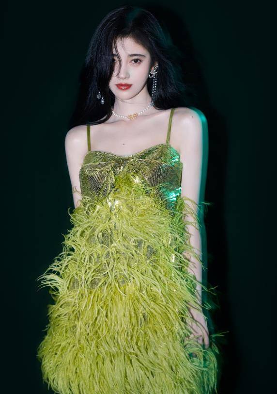 鞠婧祎五年前旧照公开,对比现在的五官,有无整容一目了然_设计_羽毛