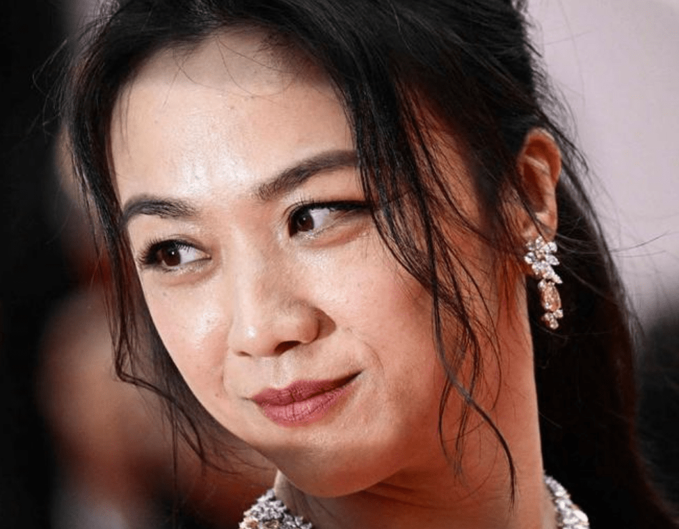 汤唯顶水光肌亮相戛纳,替黑人女星提裙引争议,曾两次被保安拦下_明星