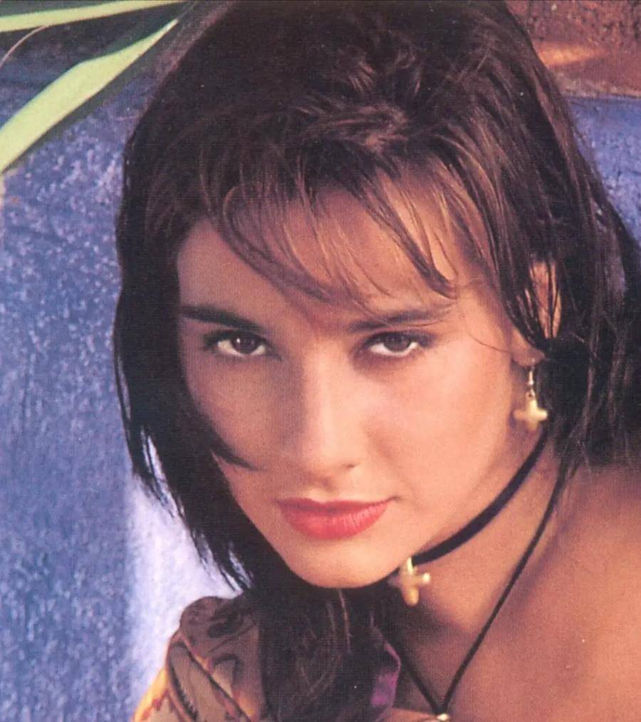 他的母亲罗莎·卡拉乔洛(罗莎·卡拉乔洛饰)是匈牙利人,曾随父亲出游