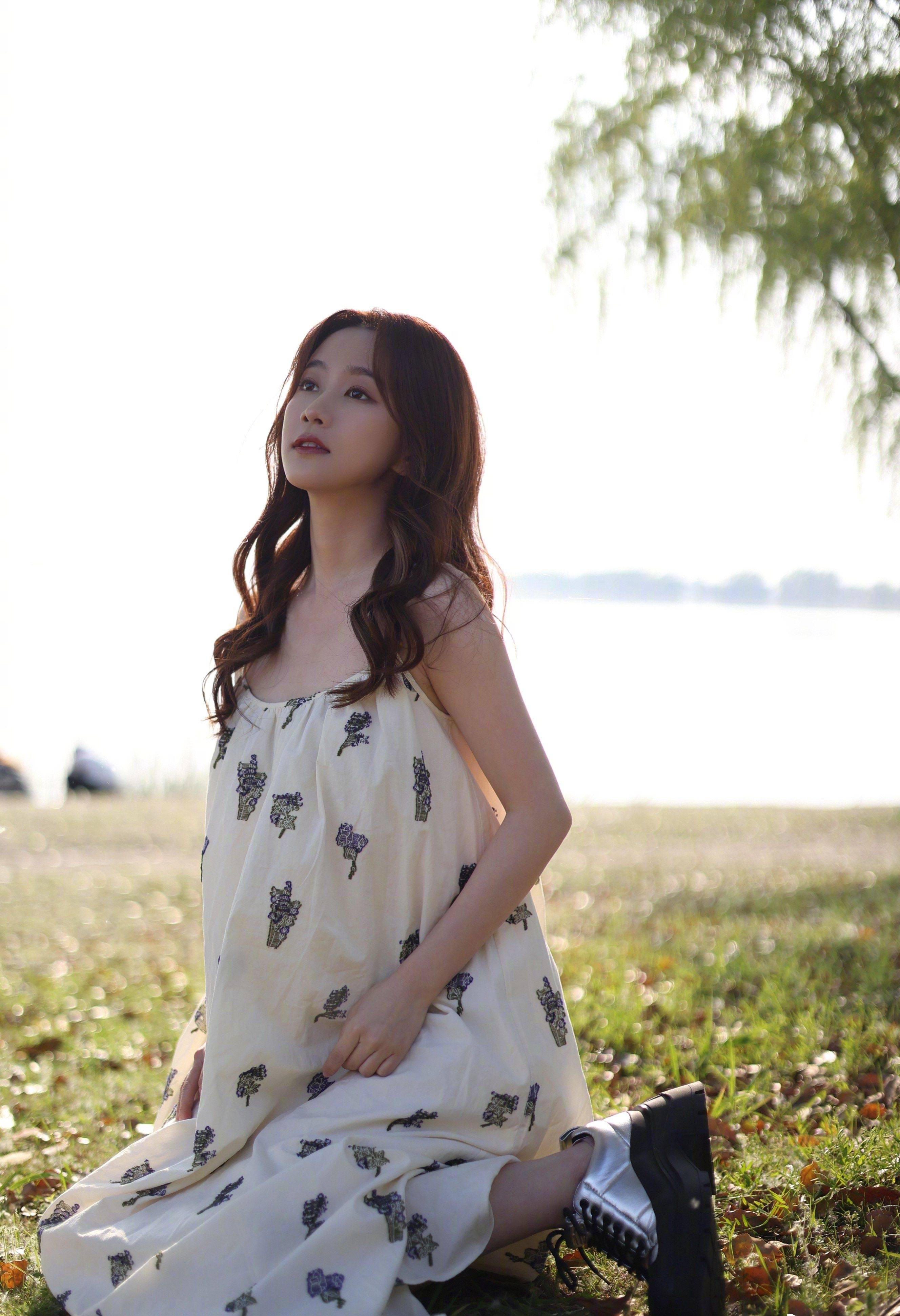 刘美含吊带连衣裙青春活泼写真