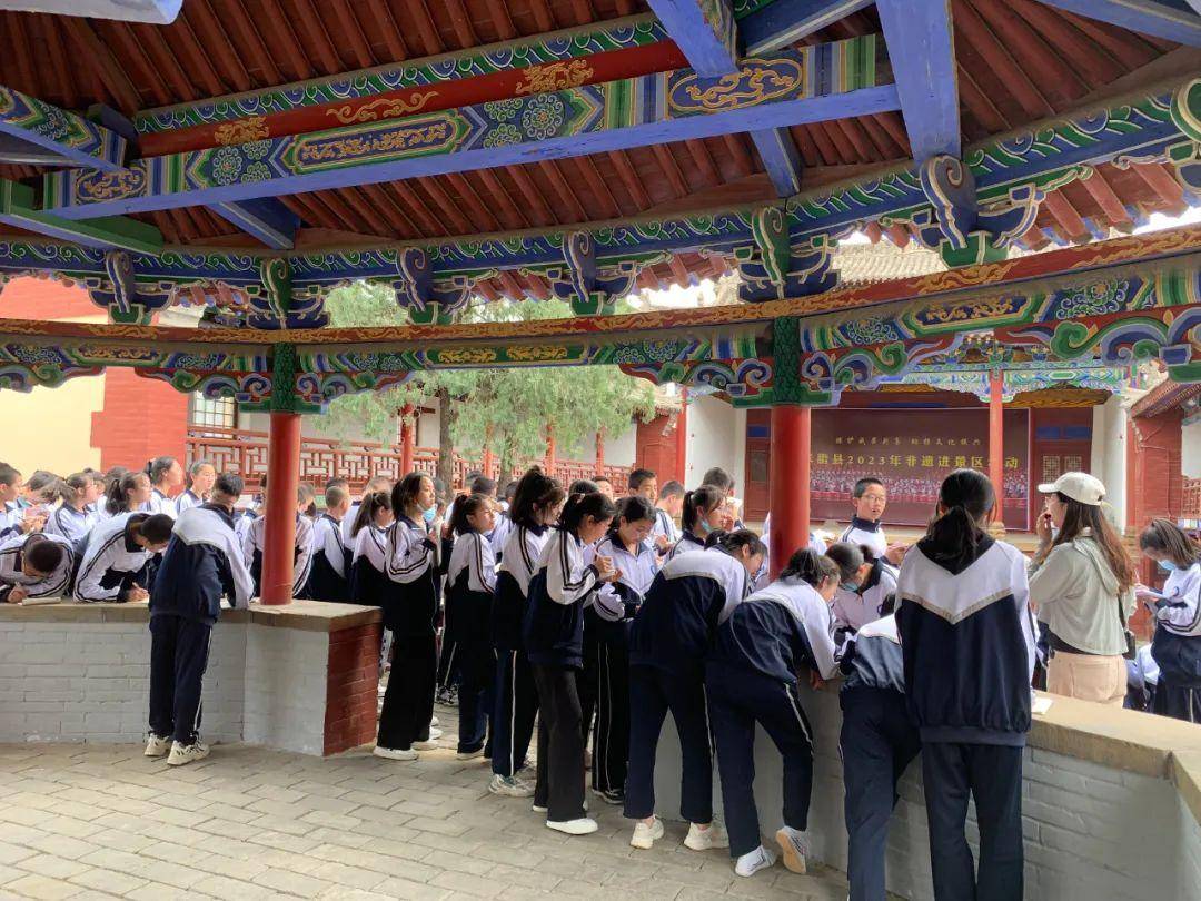 米脂县南关小学师生参观米脂县博物馆,李自成行宫.