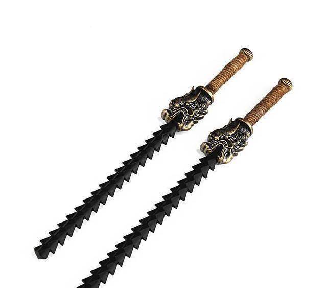 最厉害的当属武功排行榜高居第五位的万年古佛,他使用的是十八节钢鞭