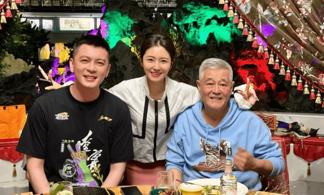 赵本山盛情款待辽篮杨鸣,旗下艺人韩佳佟陪同,桌上摆满美味佳肴_辽宁