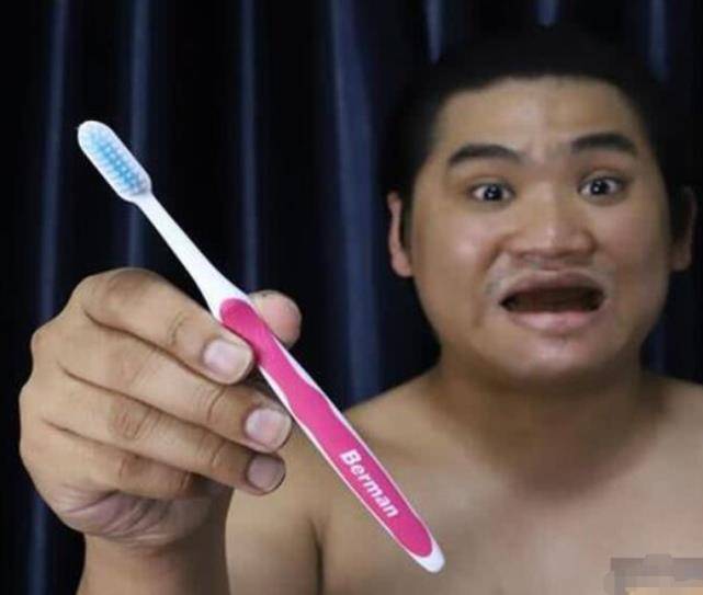 黑胡子该怎么COS？看完泰国小哥的操作后，网友：这牙齿认真的吗？