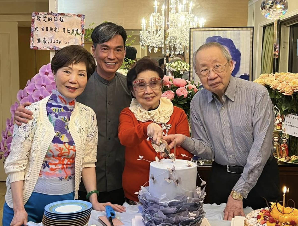 曝光,在家中庆生主持切烧猪仪式,头发全黑显年轻_生日_任剑辉_粤剧