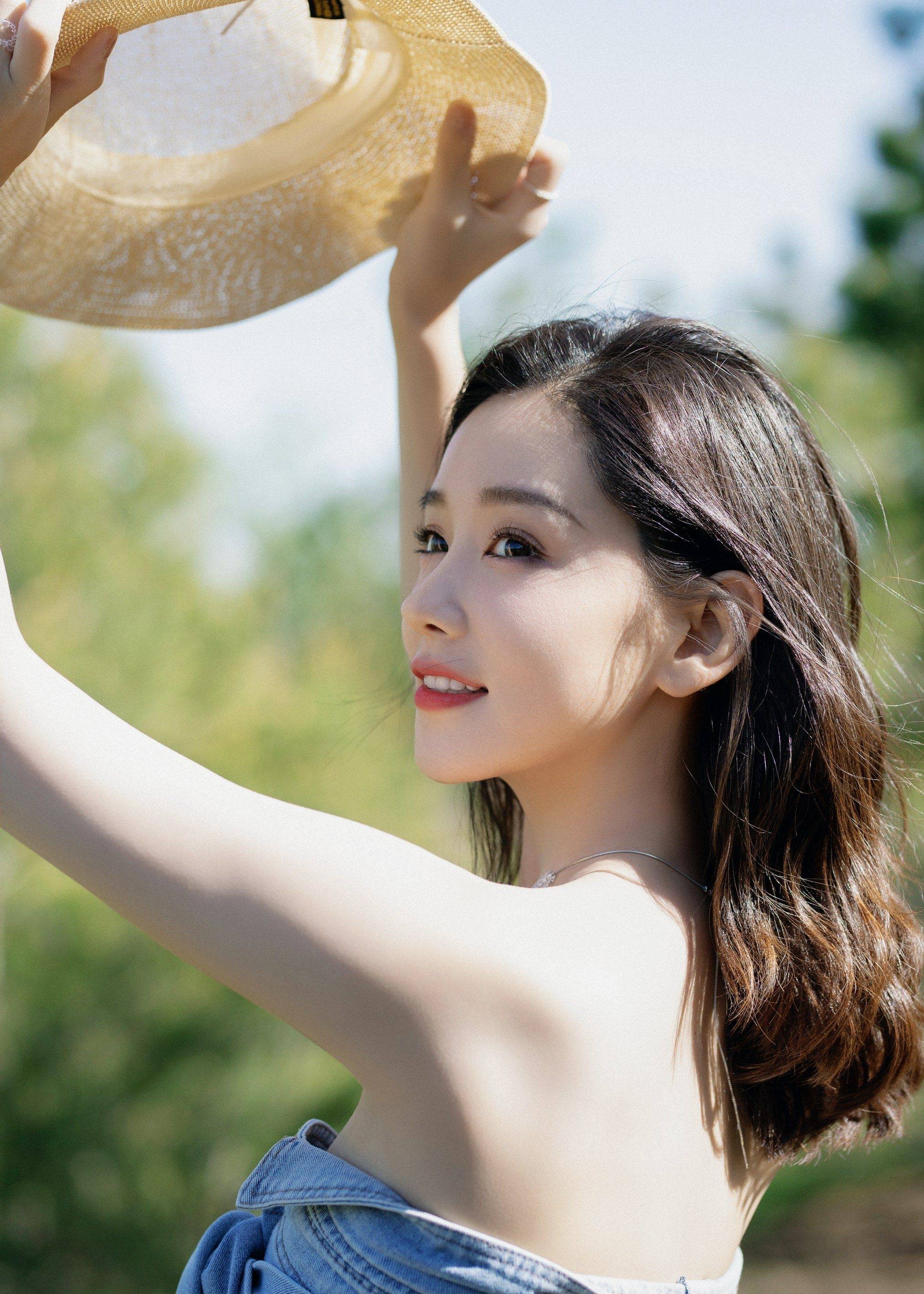 李沐宸抹胸装香肩性感写真_大气_白色_整体