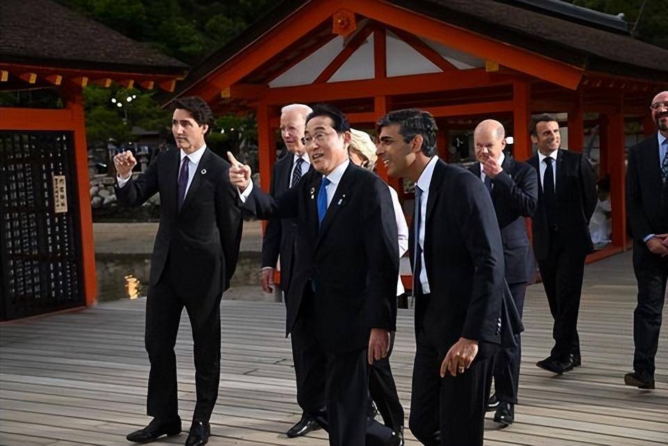 意大利女总理比太太团还美,晚宴真简单_峰会_造型_一身