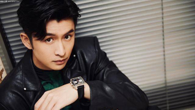 张云龙佩戴泰格豪雅摩纳哥系列计时腕表尹正佩戴泰格豪雅摩纳哥系列