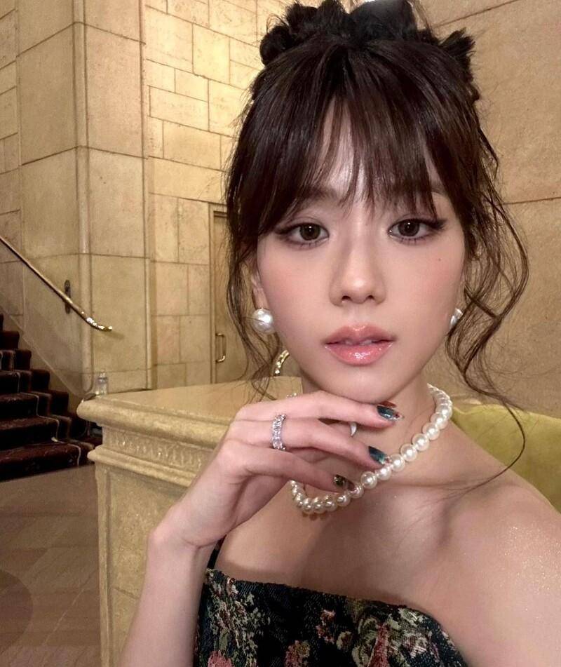 jisoo《flower》的复古烟熏妆潮流!