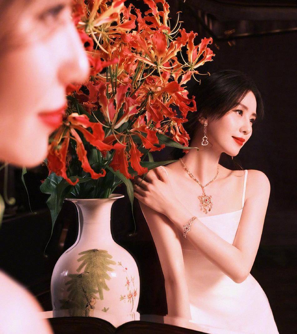 刘诗诗绣球花丛显优雅,穿白色吊带裙,时尚迷人_气质_女神_皮肤