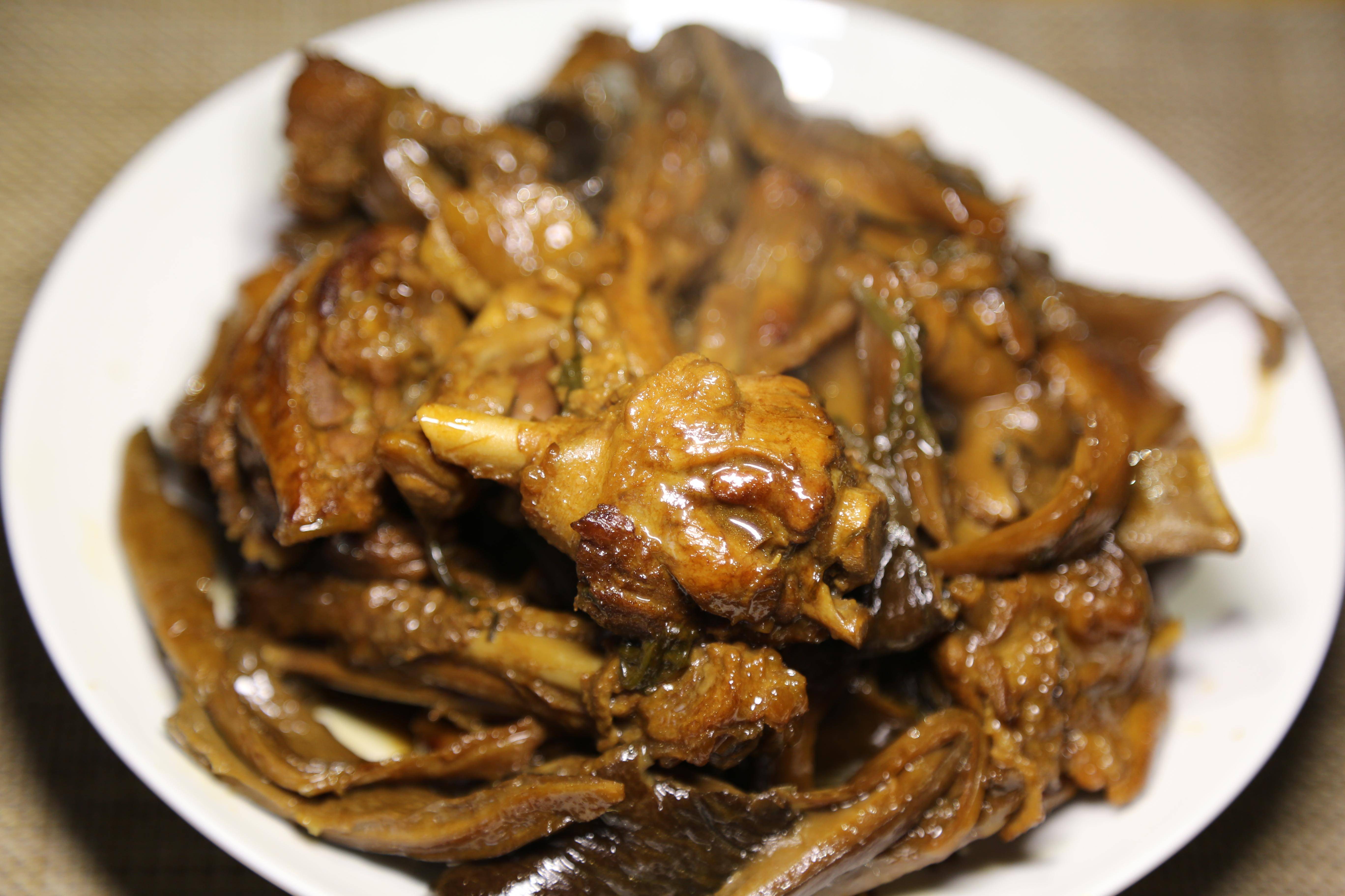 一道色香味俱全的吮指菌菇烧鸭,滋补润燥,是进补的上乘佳肴_鸭子_味道