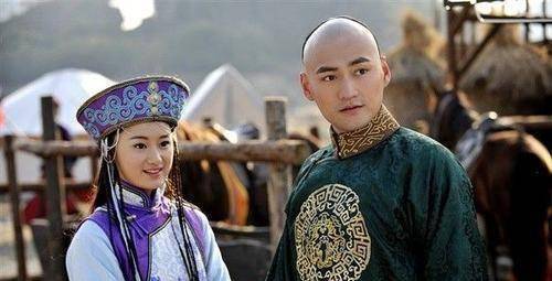 大结局里,郭晓婷饰演的敏敏格格嫁给了佐鹰王子,婚姻幸福美满,儿子