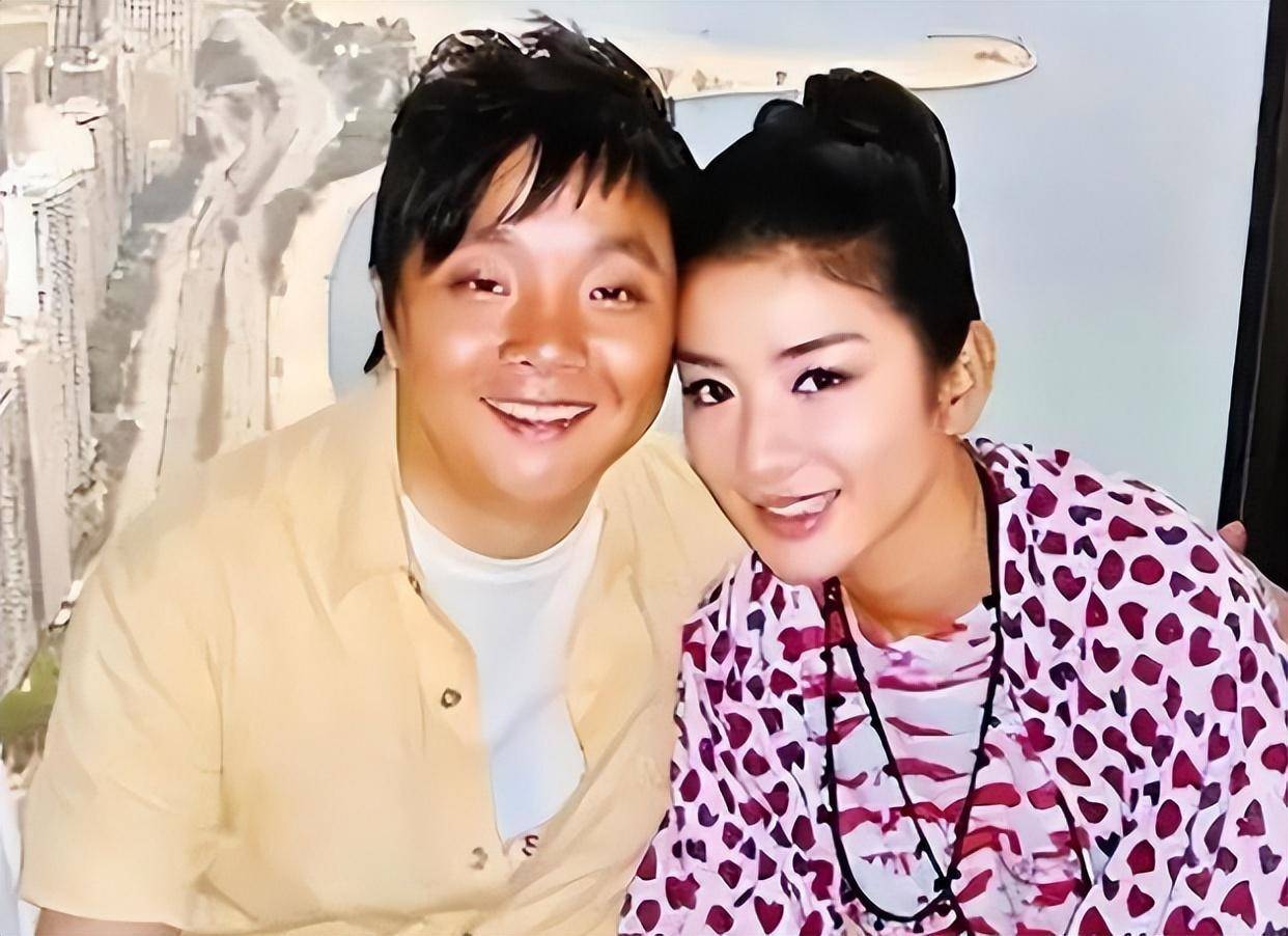 2013年,黄奕再次和小自己8岁的富二代黄毅清闪婚.