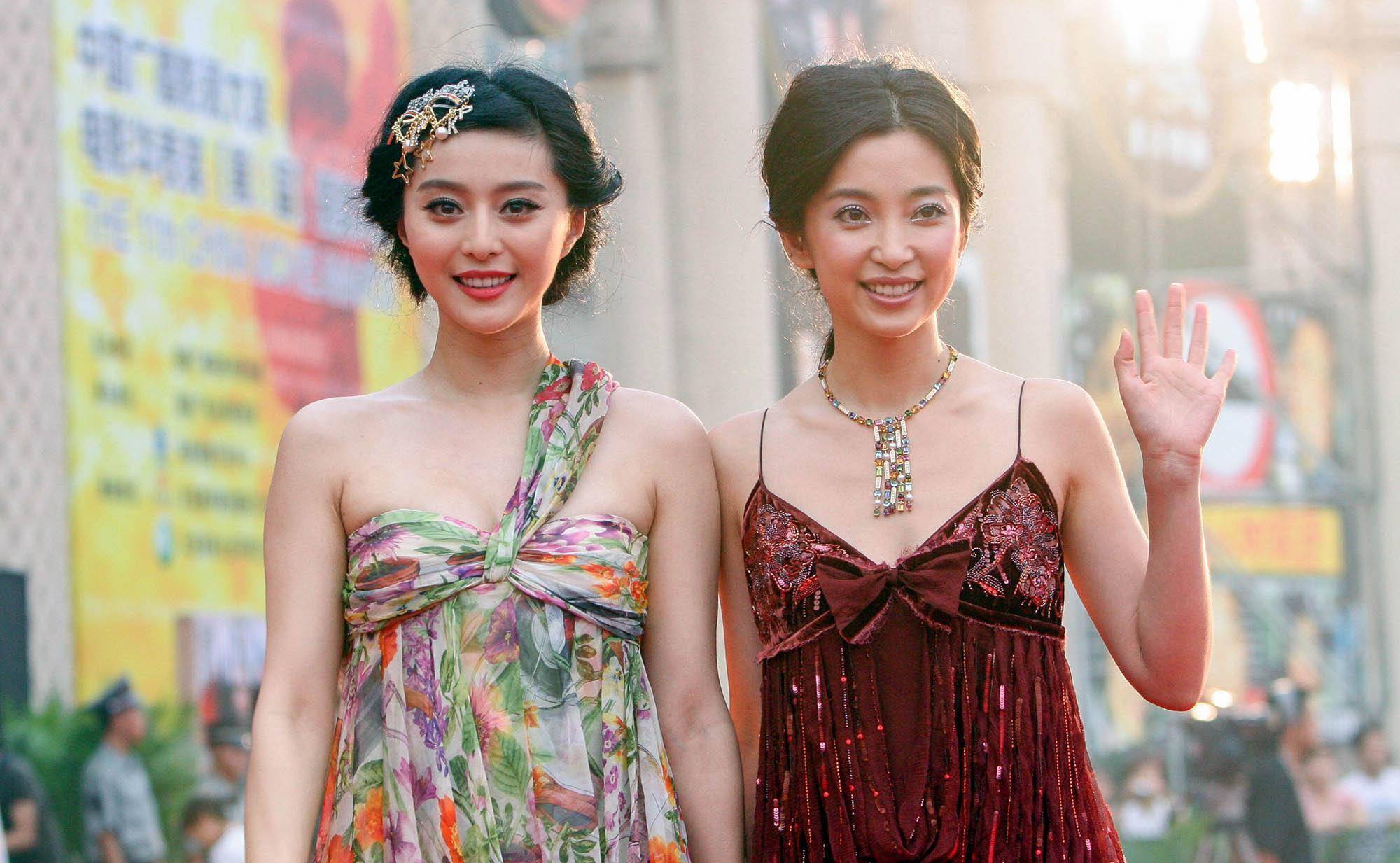 后来范冰冰加盟到华谊公司时,又和另一位女明星李冰冰明争暗斗好多年