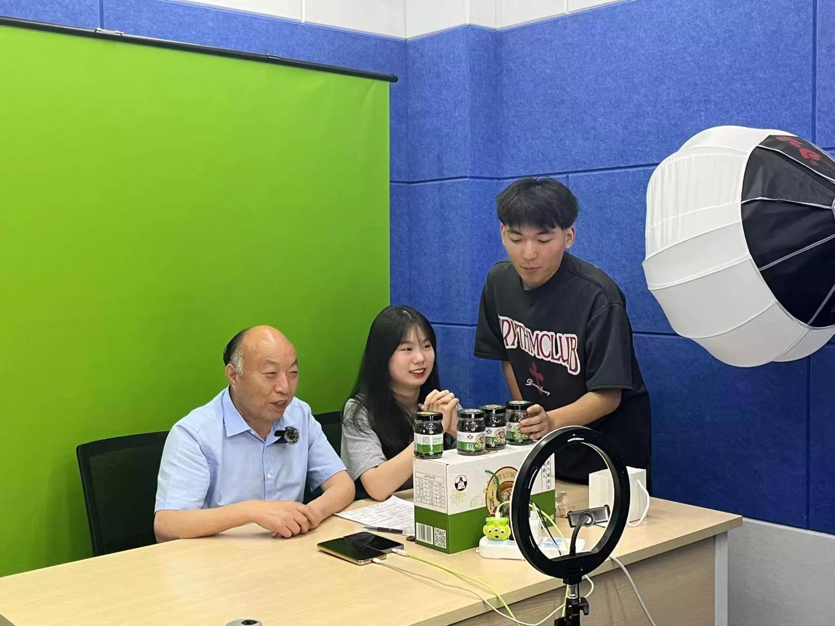 中国好人,科普网红丁伦保和安徽新闻出版学院学子进行淘宝网直播