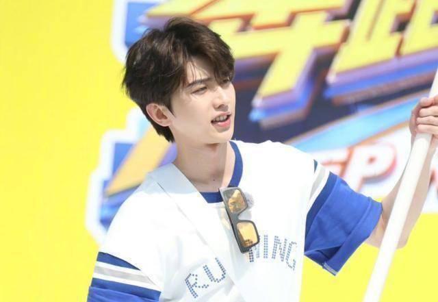 杨颖双马尾,蔡徐坤旗手装_节目_宋雨琦_造型