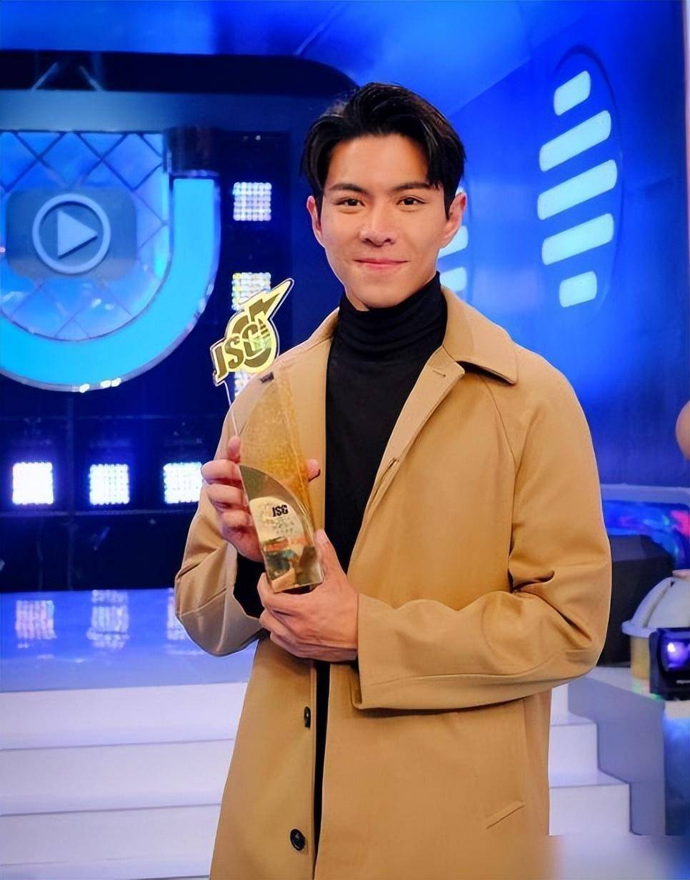 他是香港先生冠军,出道15年事业渐入佳境,有女人缘传恋港姐冠军