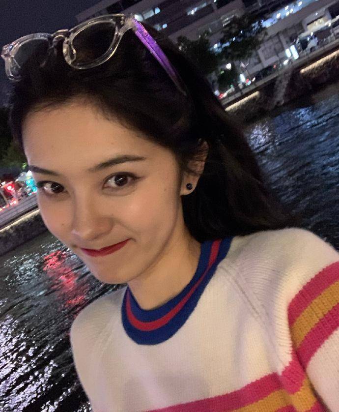 《锦衣之下》最飒的女人原来是个93年妹子 现代装神似元宋后妈曾黎_祁