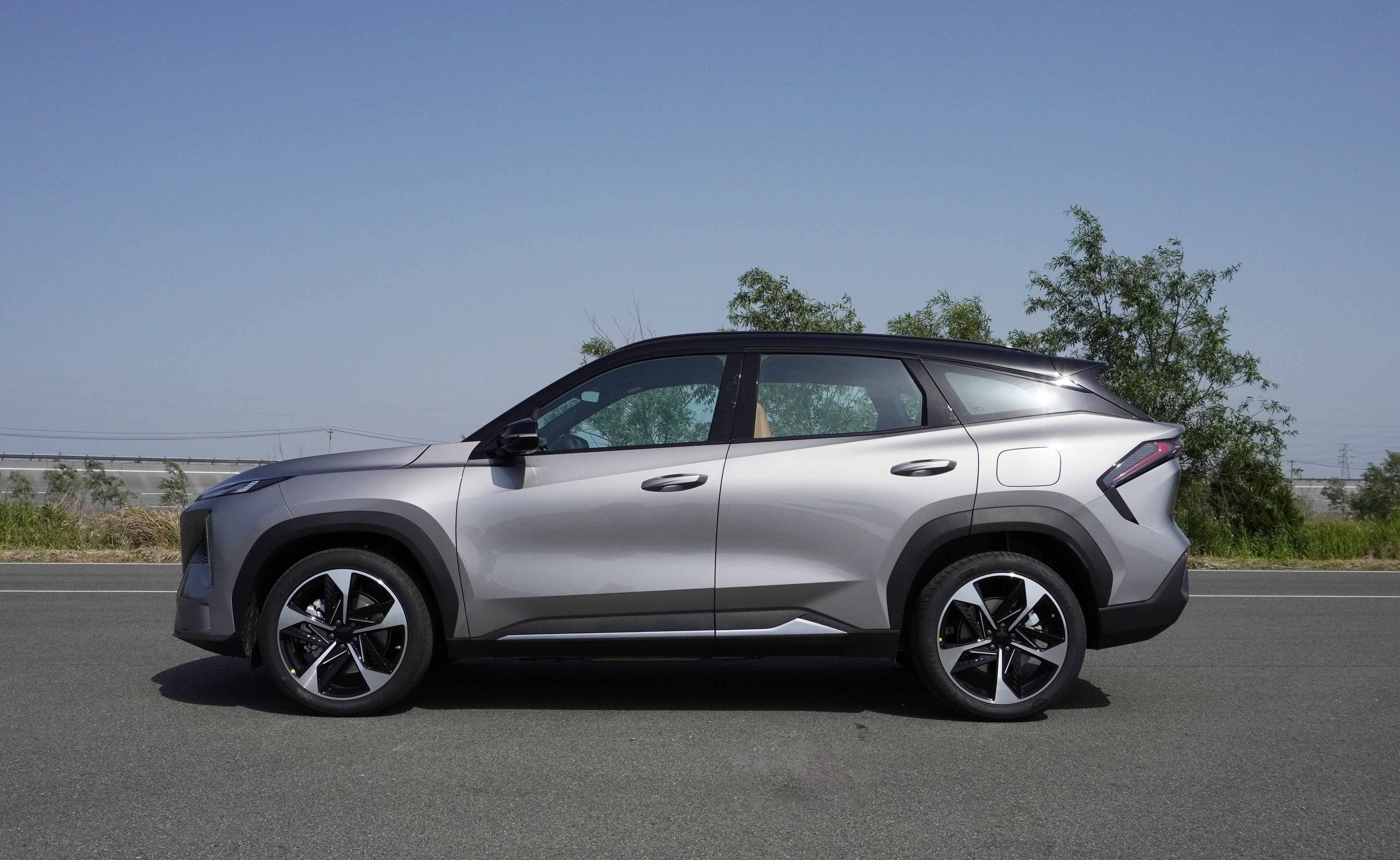 师通过上扬的腰线配合下压的后窗让suv展现出一种蓄势待发的伏虎姿态