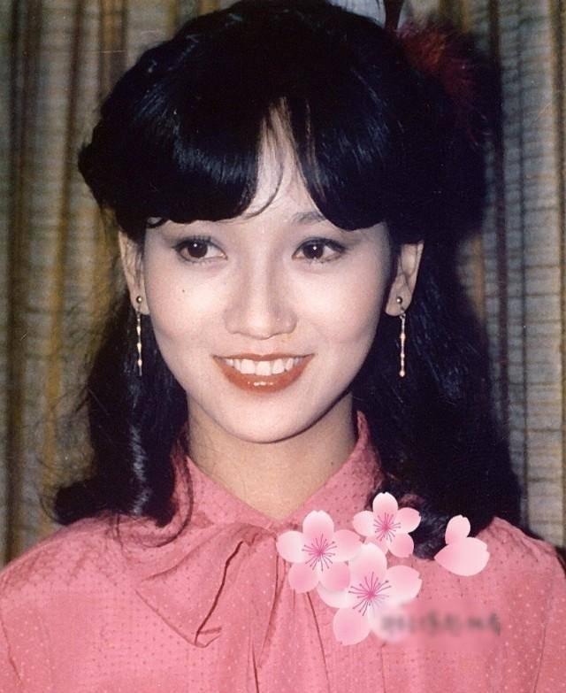 赵雅芝美丽动人,她明亮的眼睛和洁白的牙齿,配以精致的眼神,散发出