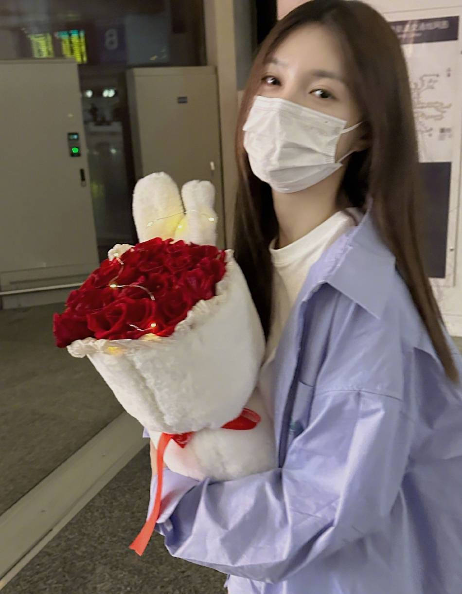 沈梦辰晒杜海涛520送花照 夸老公拍照技术有进步-搜狐大视野-搜狐新闻