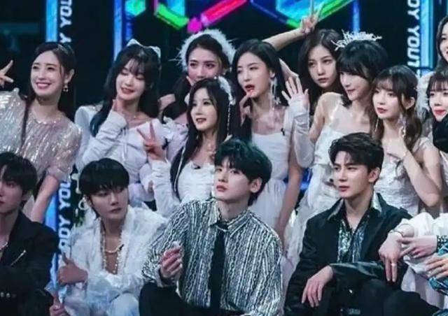 《金曲青春》大合照:硬糖少女c位出镜,r1se绅士举动拉好感_风格_团体