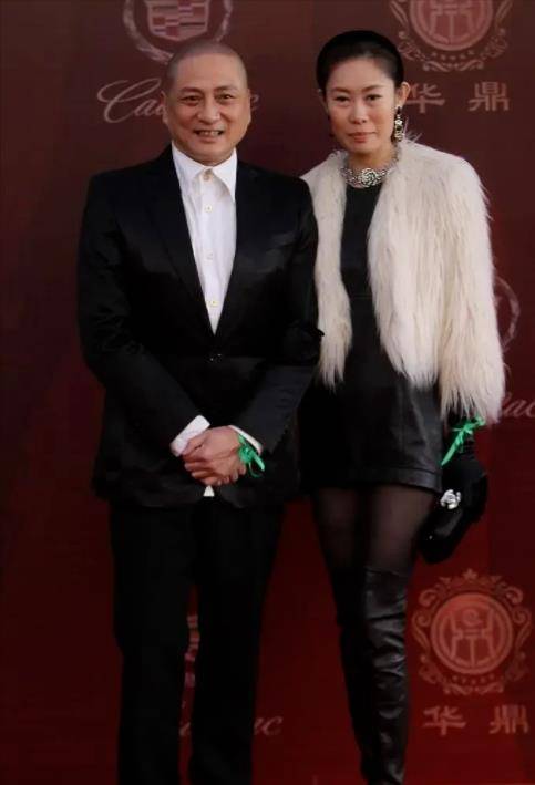 汤镇业夫妇罕见露面,小25岁娇妻长相一般但身材好,穿貂皮很贵妇_邹